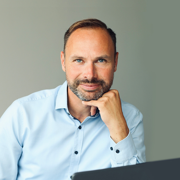 Porträt von Karsten Böhm, Geschäftsführer und Gesellschafter von advandas, in einem hellblauen Hemd