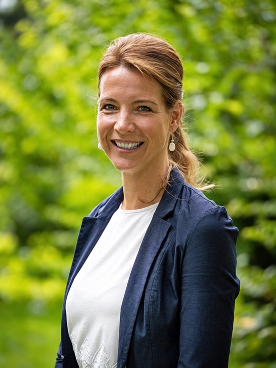Porträt von Katrin Berndt, Geschäftsführerin von advandas, in einer rosafarbenen Bluse