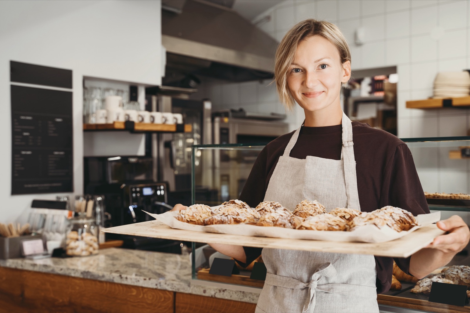 Mitarbeiterin der Bäckerei Hatscher mit einem Blech Gebäck